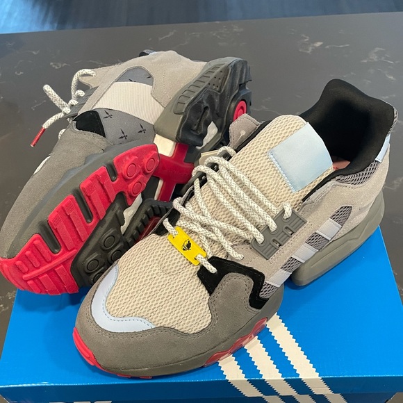 Adidas
Ninja ZX Torsion
Size 10.5, 11 Euro 44